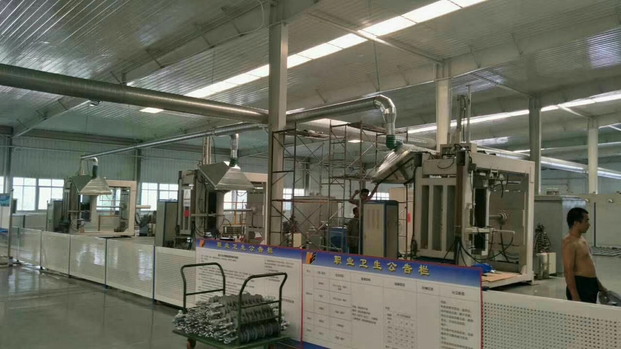 家具廠噴漆廢氣治理,木工噴漆廢氣處理設備,噴漆VOCS廢氣治理設備: 家具廠廢氣治理設備工藝流程:家具廠油漆車間廢氣經過正負壓換氣后,通過水幕過濾漆霧、經由二級噴淋塔吸收、再通過UV光催化氧化裝置,最后經由活性炭吸附裝置后,達標排放。 家具廠噴漆油漆及稀釋劑污染物源強介紹: 油漆主要組分為成膜物質(都采用樹脂、比如環氧樹脂、丙烯酸樹脂等),顏料(鈦粉、鐵紅、炭黑等)、助劑(消光粉、流平劑等)和溶劑(通俗點就是效果和往水泥、砂石里面加水一樣,起調合和稀釋作用;比如香蕉水、汽油、酒精)。